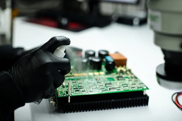 Placa de circuito de equipamento industrial em reparação